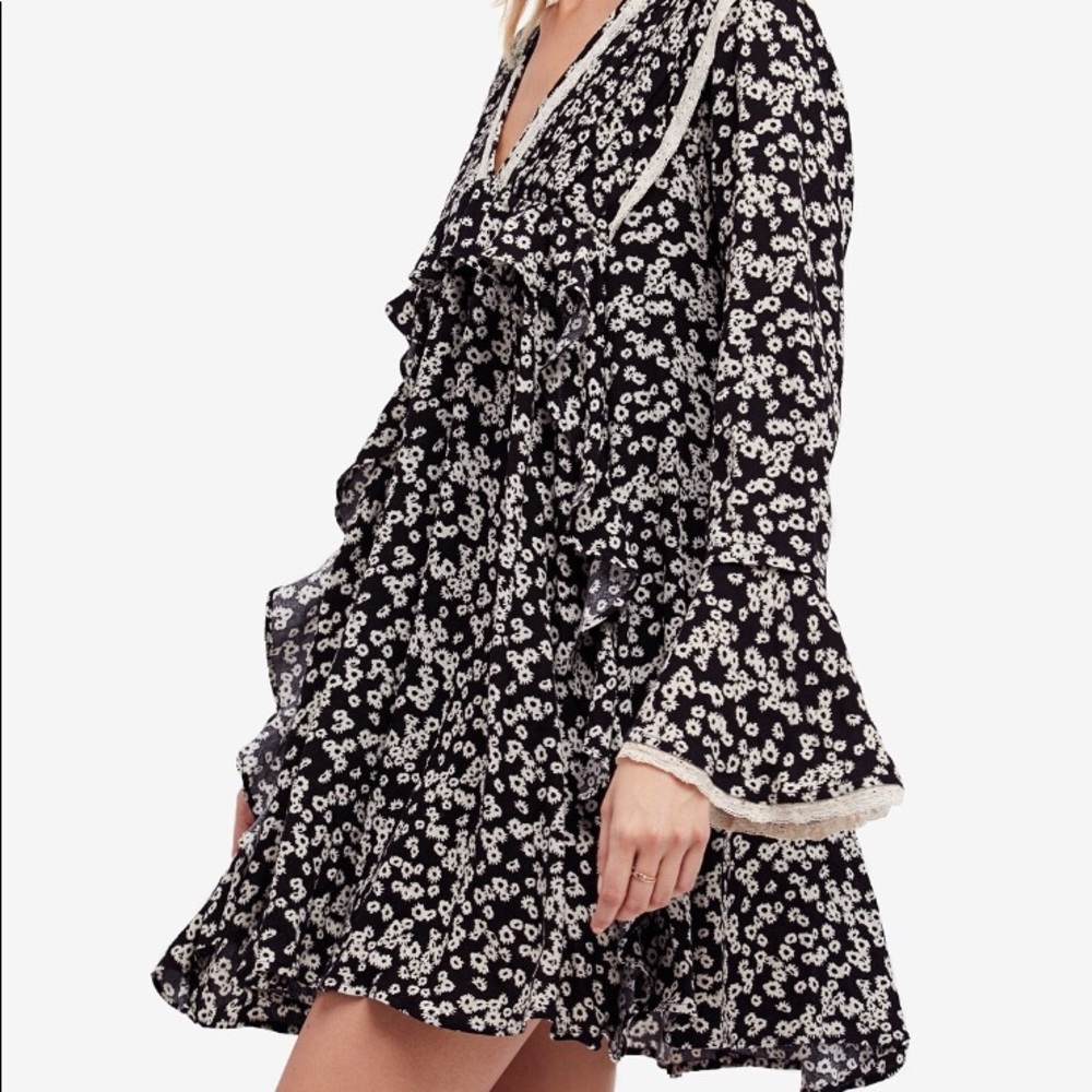 ✨Free People✨bell sleeves, lace and ruffles NWT!!!